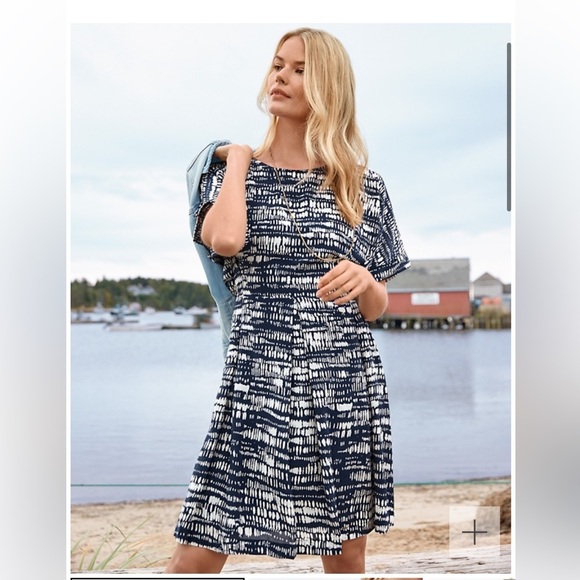 Garnet Hill Dresses & Skirts - GARNET HILL Modern Short-Sleeve Silk Dress - SMALL